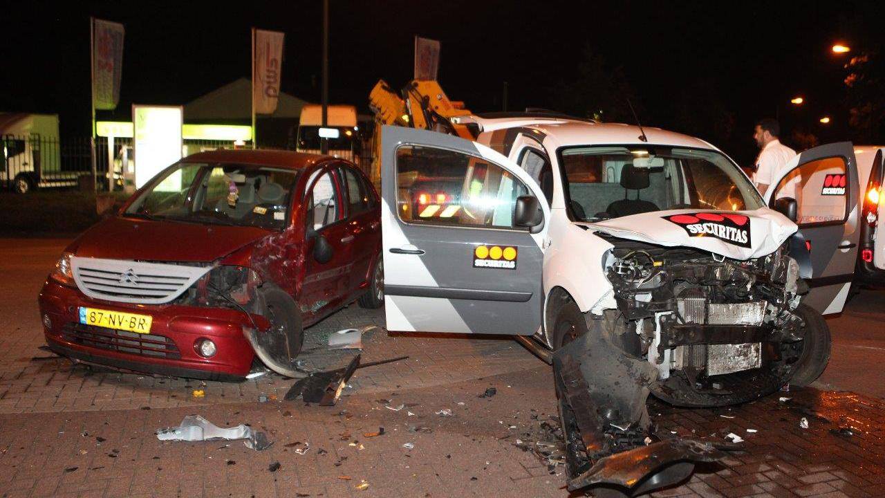 De auto's raakten total loss (foto: Bart Meesters Multimedia).