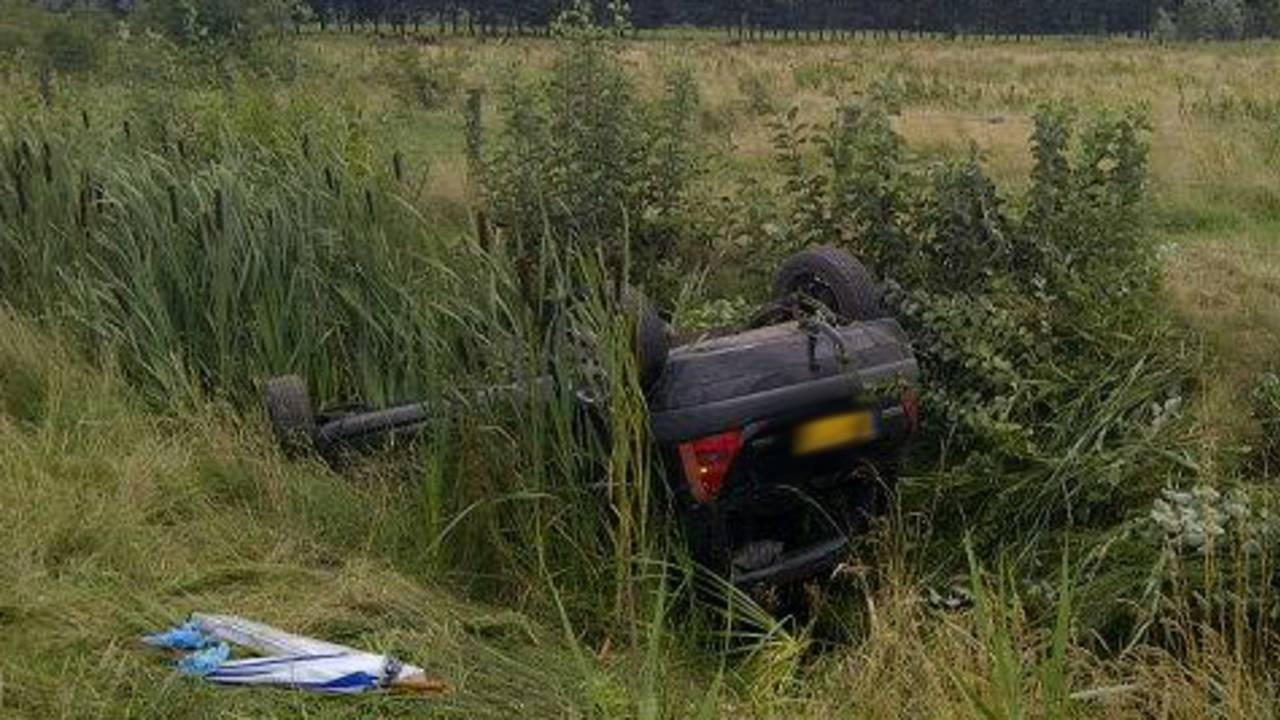 Auto in sloot naast A50 Veghel (foto: Politie)