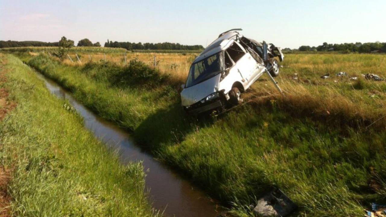De auto raakte zwaarbeschadigd. (Foto: Twitter politie Oss)