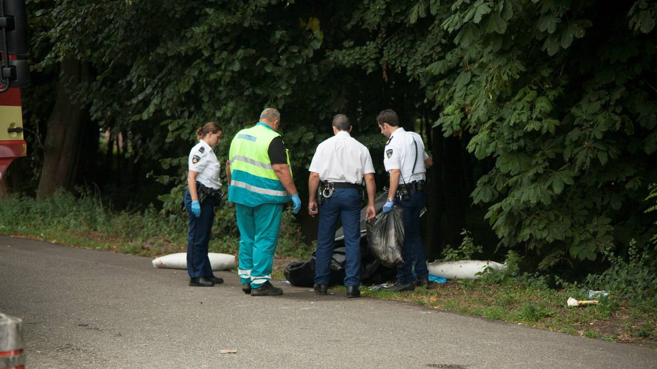 Hulpverleners onderzoeken de plek waar de man lag.