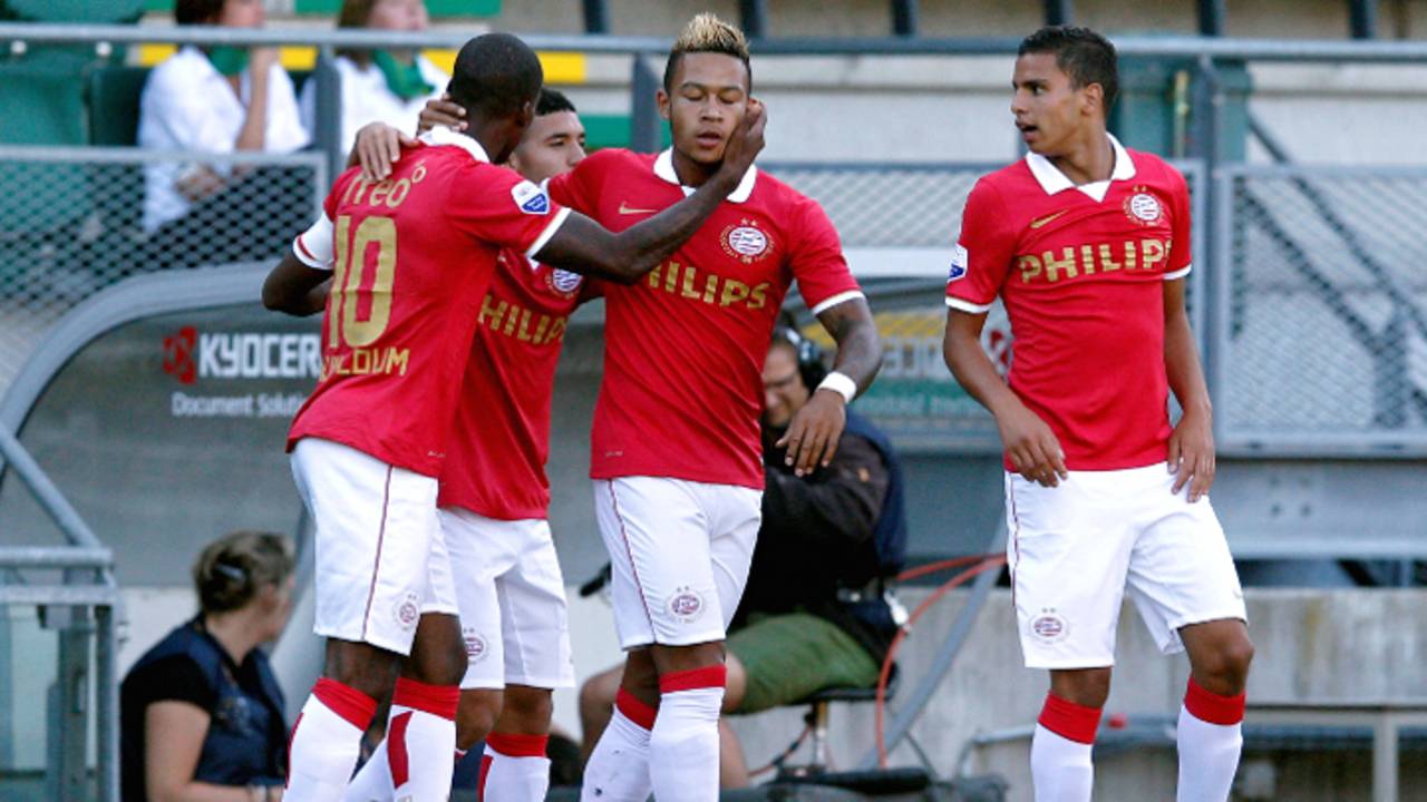 Wijndaldum viert doelpunt met Depay (Foto: Pics United)