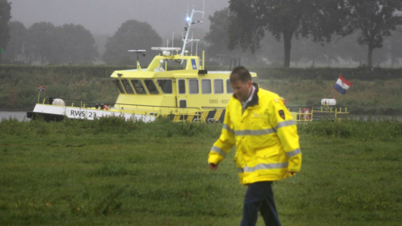 Beelden van politieonderzoek bij de Maas in Cuijk waar een dode man is gevonden
