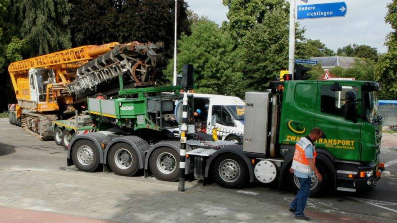 Door het knappen van een kabel, kantelde de trailer (Foto: Bart Meesters/Meesters Multimedia)