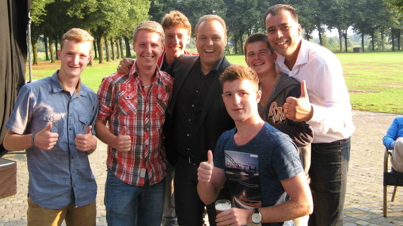 De leden van GaZZerop poseren met Frans Bauer (Foto: GaZZerop /Facebook)