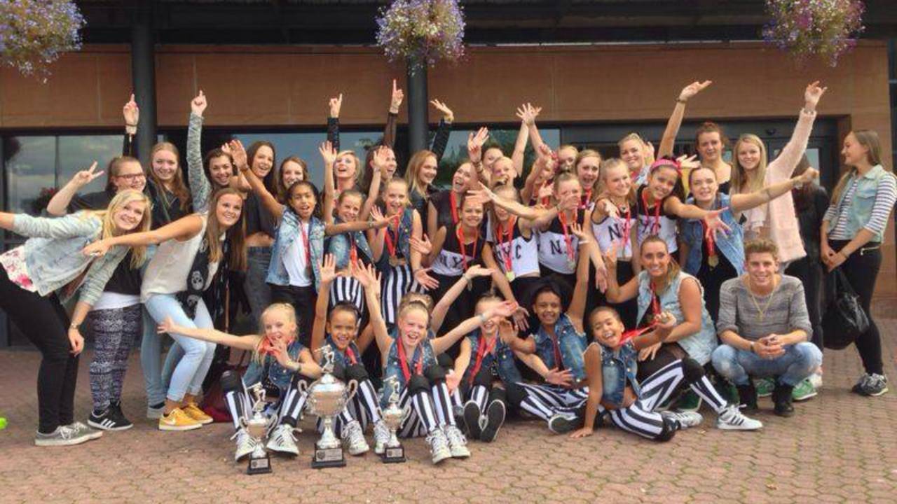 De deelnemende dansgroepn uit Den Bosch