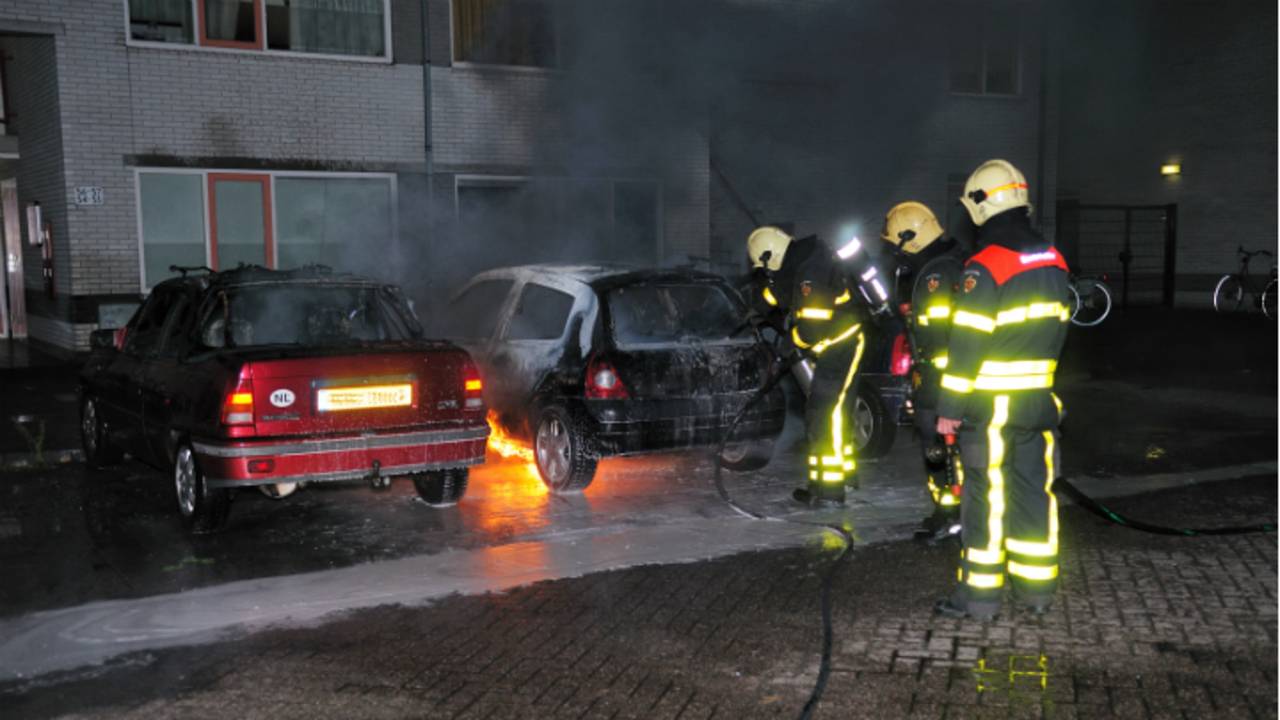 De auto's zijn onherstelbaar beschadigd. (Foto: Rob de Haas/Mainstay Media Breda)
