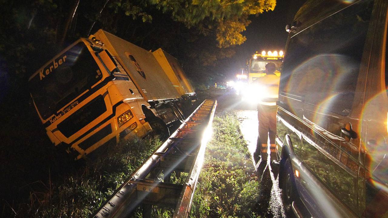 De vrachtwagen eindigde in de sloot (foto: SQ Vision).