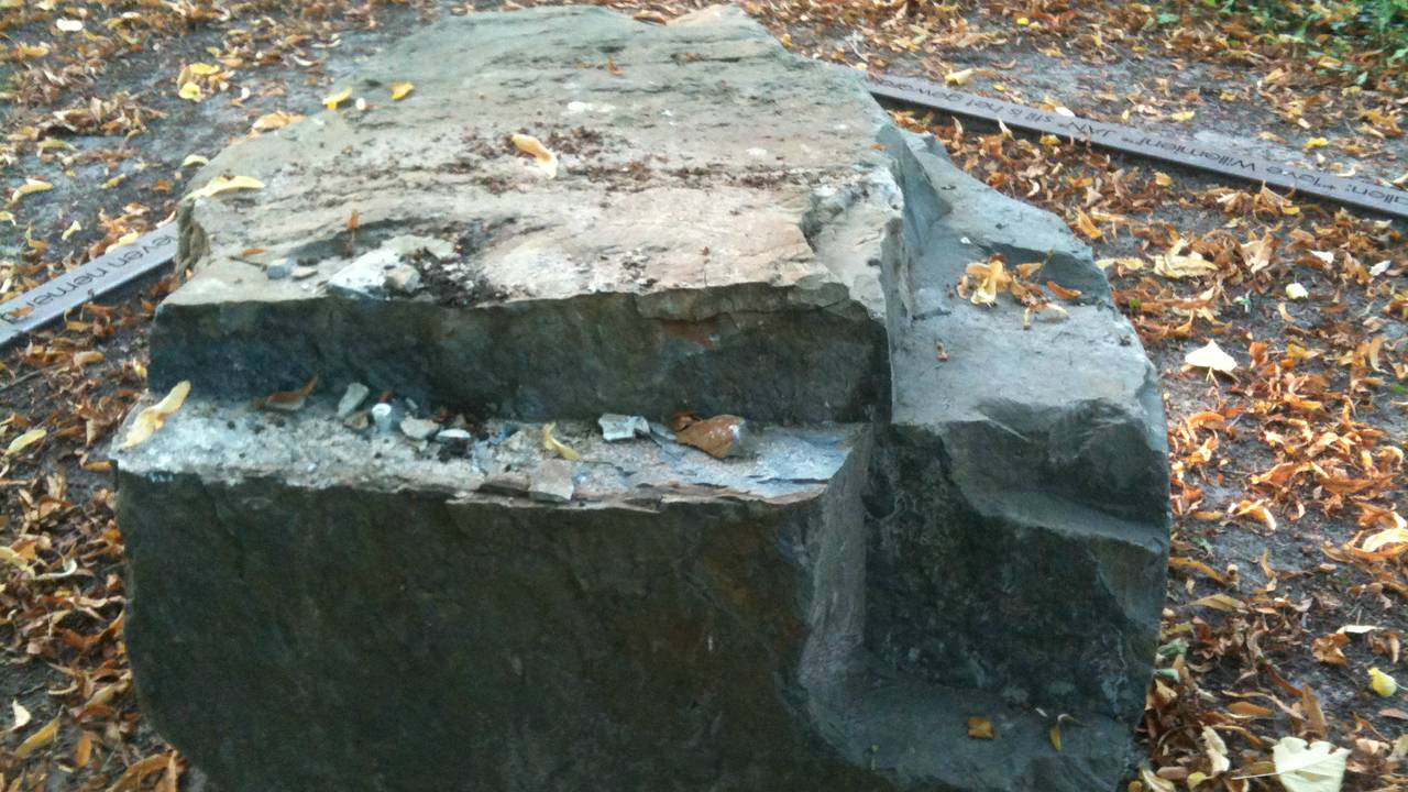 De schaal weg, de sokkel leeg. (Foto: Henk Peters)