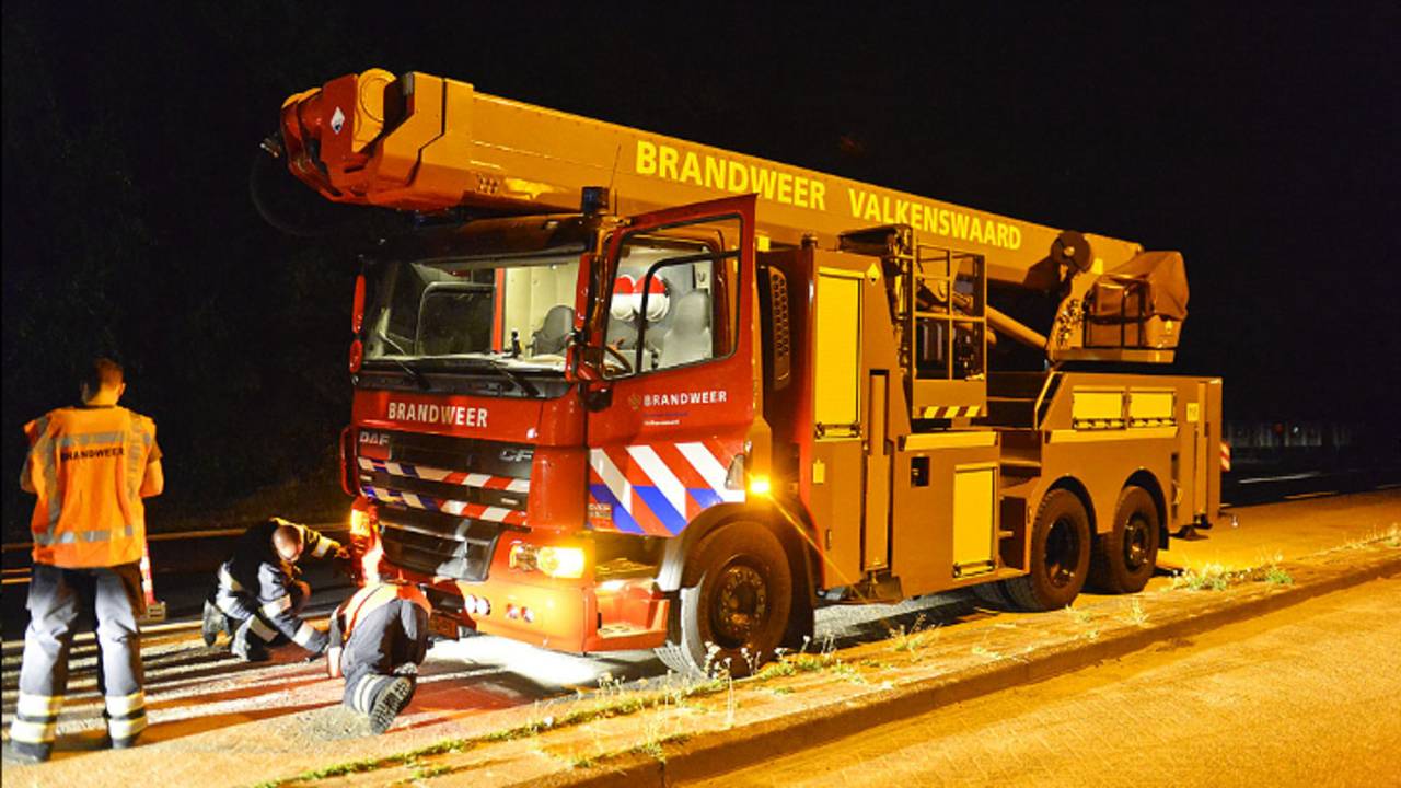 Brandweer onderzoekt wagen (foto: Rico Vogels / SQ Vision Mediaprodukties)
