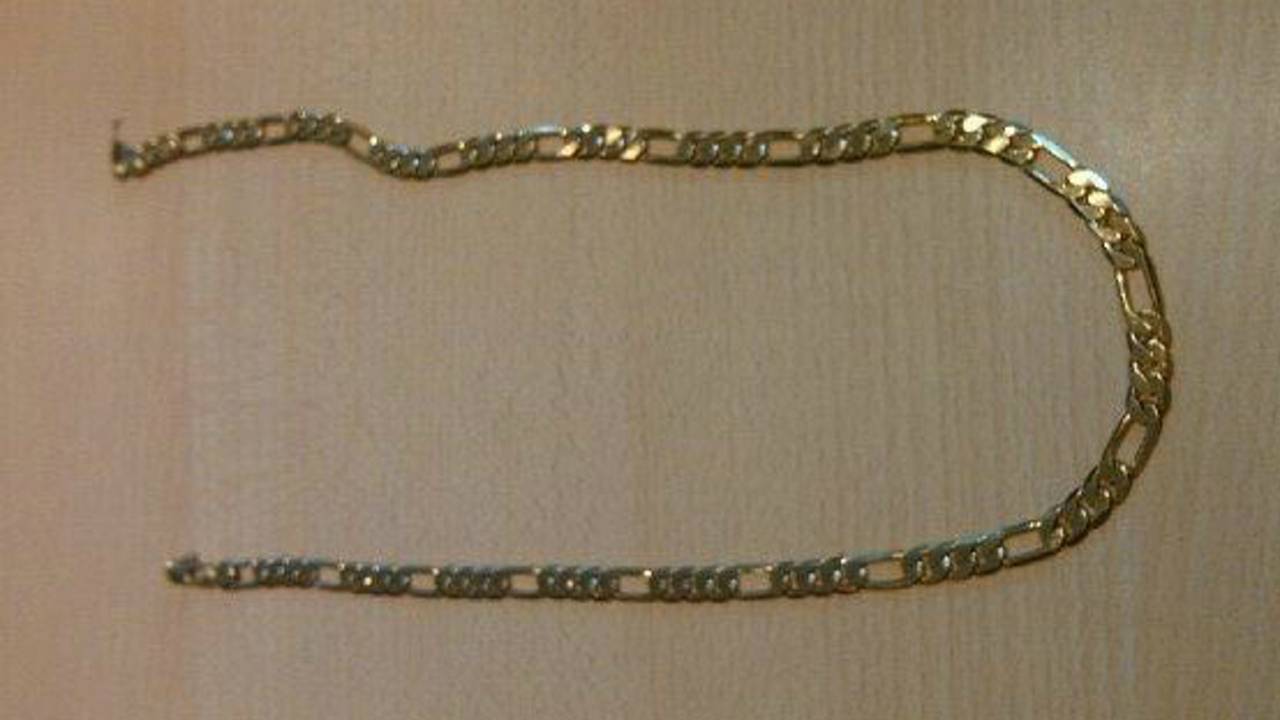 Een gouden nepketting (archieffoto: @brigadierEHVtgs / Twitter)