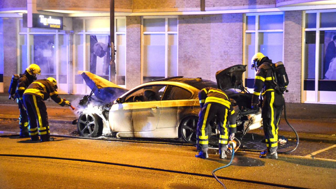BMW uitgebrand in Breda. (Foto: Luuk Koenen/SQ Vision)