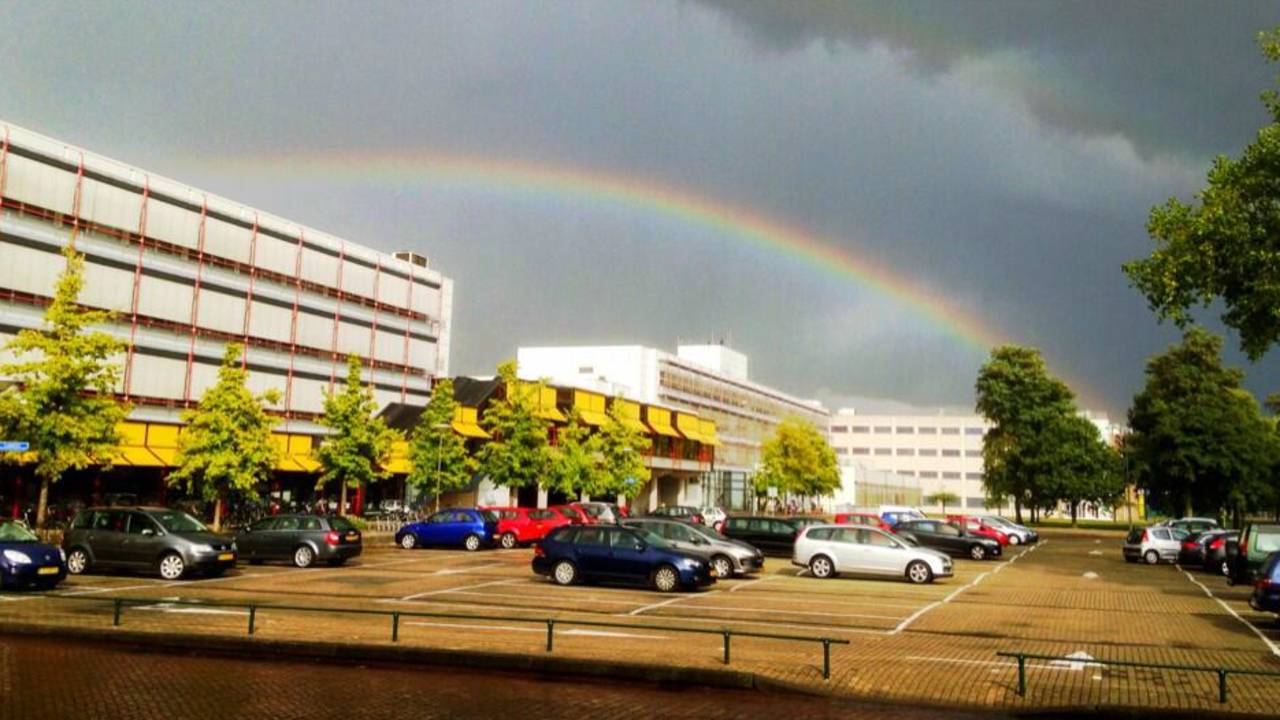 Regenboog boven de TU/e (Foto: @tuecursor)