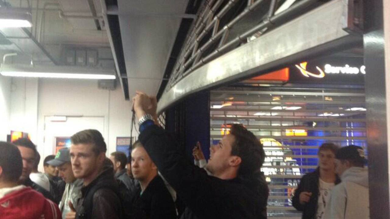 Drukte bij Saturn in Tilburg na lancering Grand Theft Auto V. (foto: Bas van Dun)