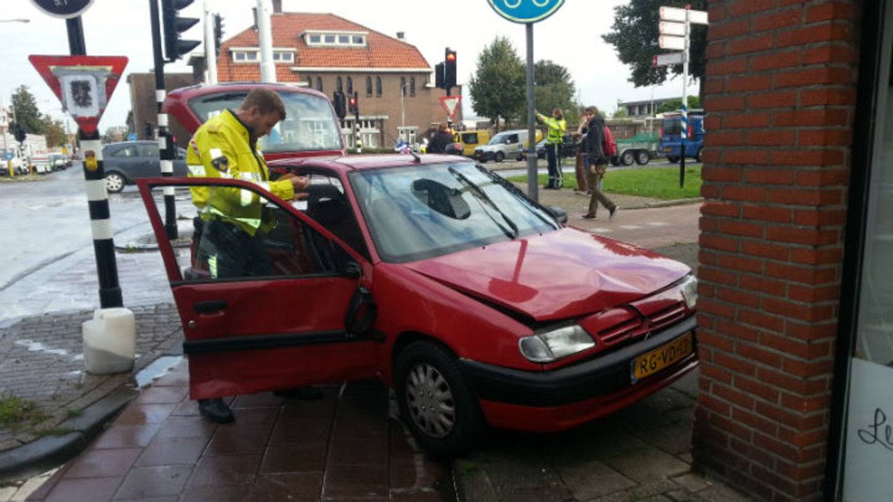 De auto kwam tot stilstand tegen een voorgevel