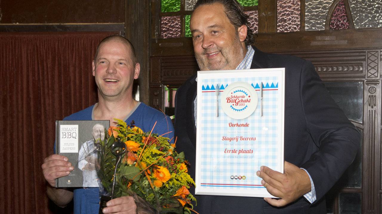 Theo Beerens neemt prijs in ontvangst