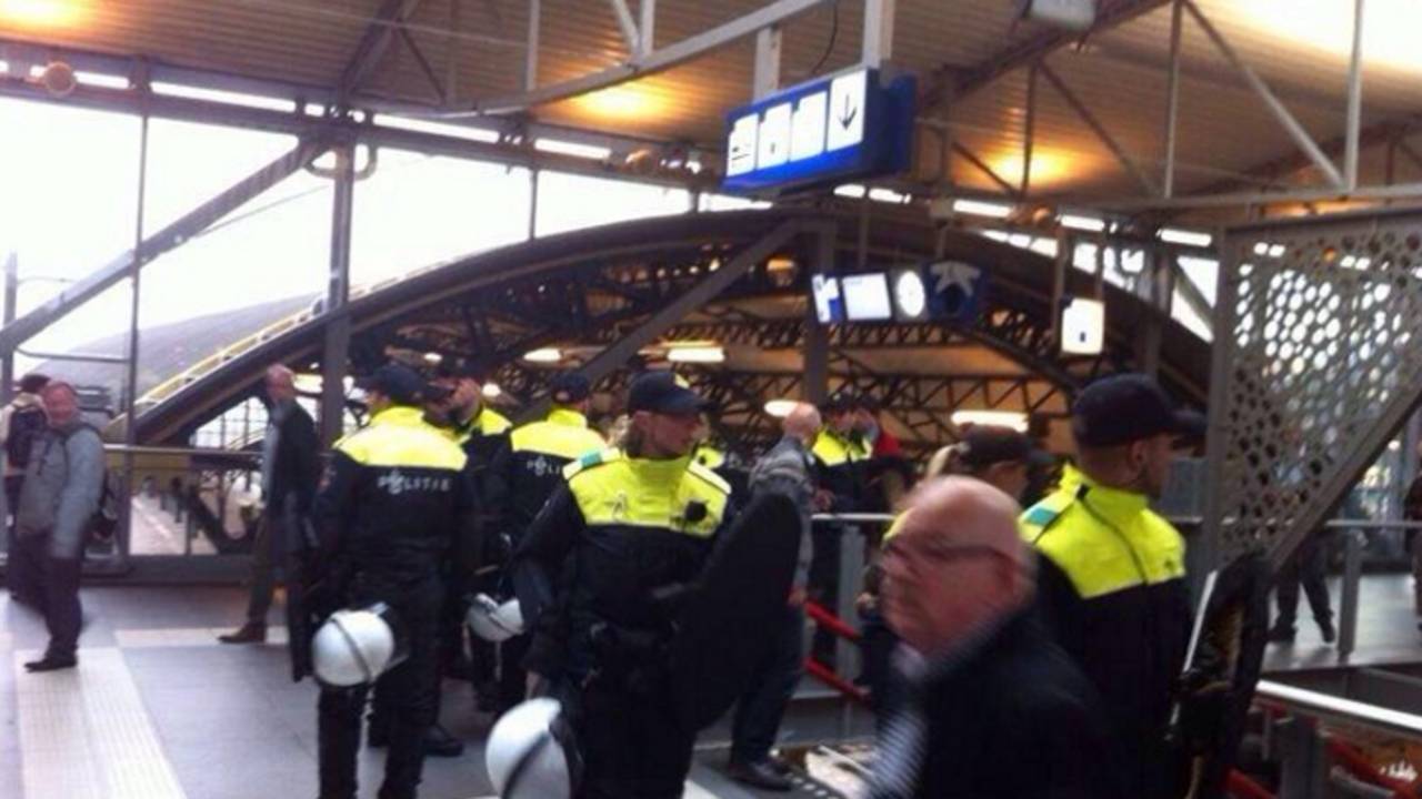 Politie op station Den Bosch (foto: @Ultra_Casual/Twitter)