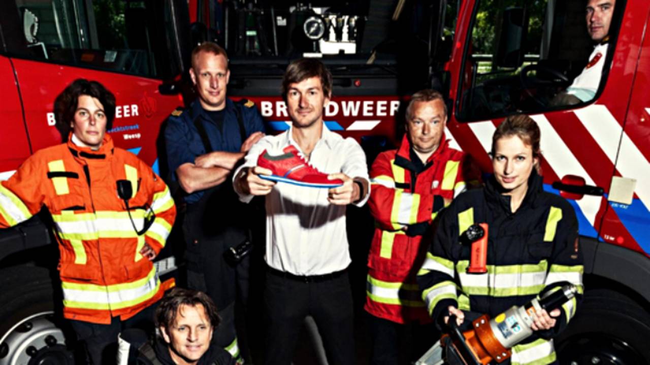 Standaard ondergoed opmerking Floris van Bommel komt met knalrode 'brandweersneaker': opbrengst voor  Brandwondenstichting - Omroep Brabant