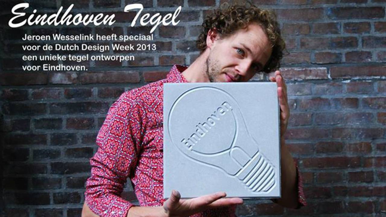 Ontwerper Jeroen Wesselink toont zijn ontwerp van Eindhoven Tegel