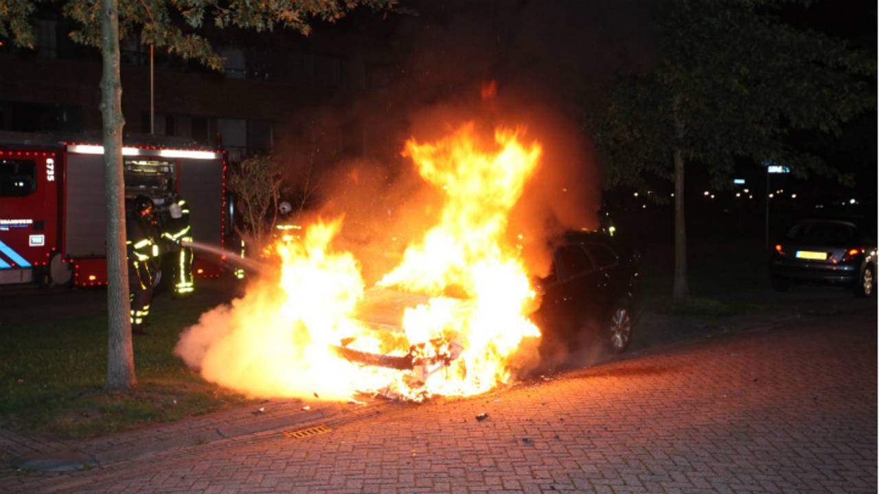 De brandweer had het vuur snel onder controle. (Foto: Jeroen Stuve/Stuve Fotografie)
