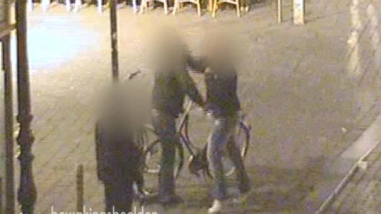 De mishandeling werd vastgelegd door beveiligingscamera's.