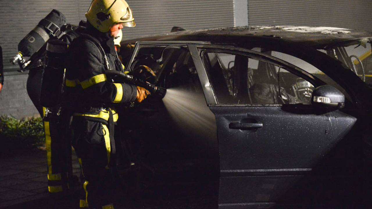 De auto vloog aan de achterkant in brand (foto: SQ Vision).