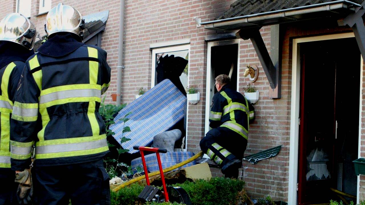 Huiskamer uitgebrand in Rosmalen. (Foto: Bart Meesters/Meesters Multi Media)