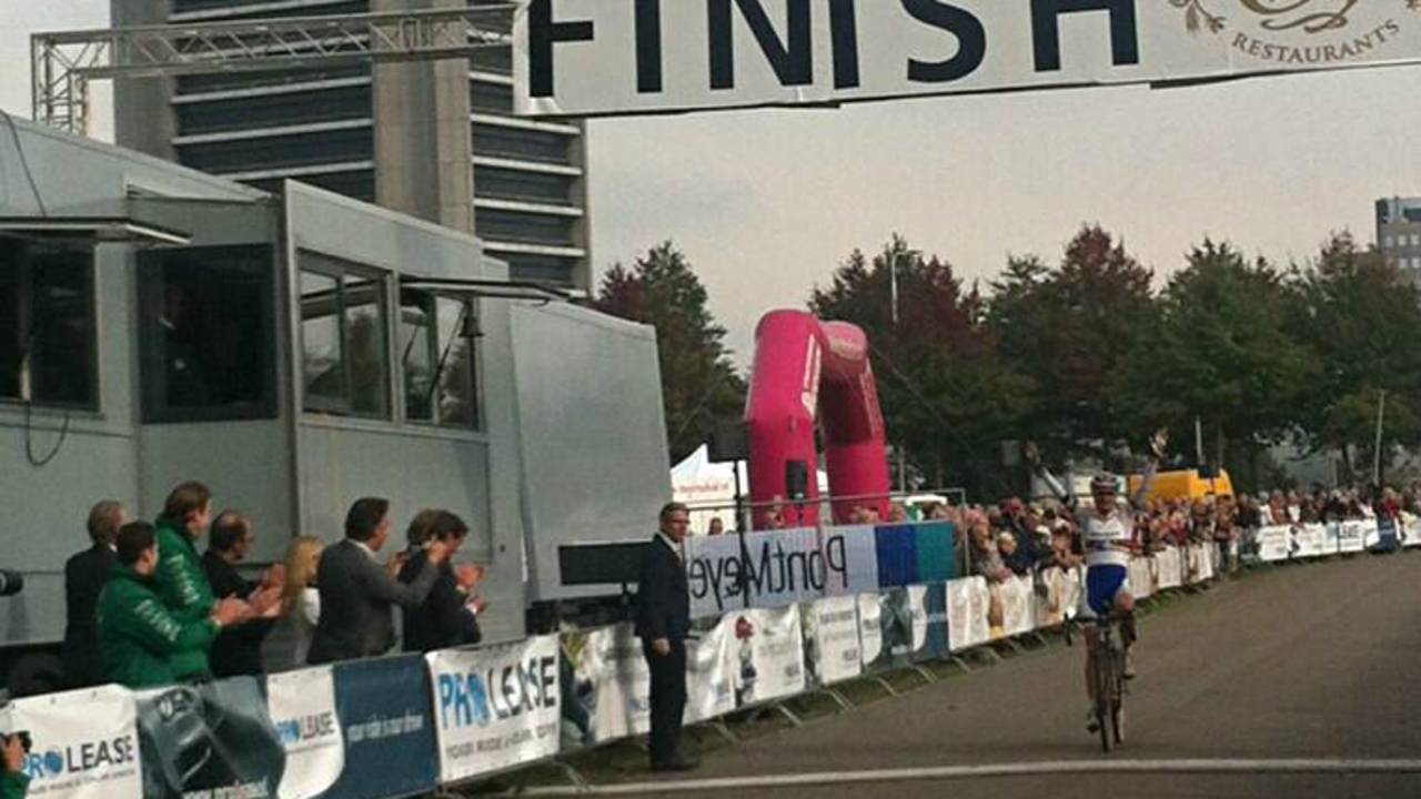 Solo over de finish (foto: Paul Post)