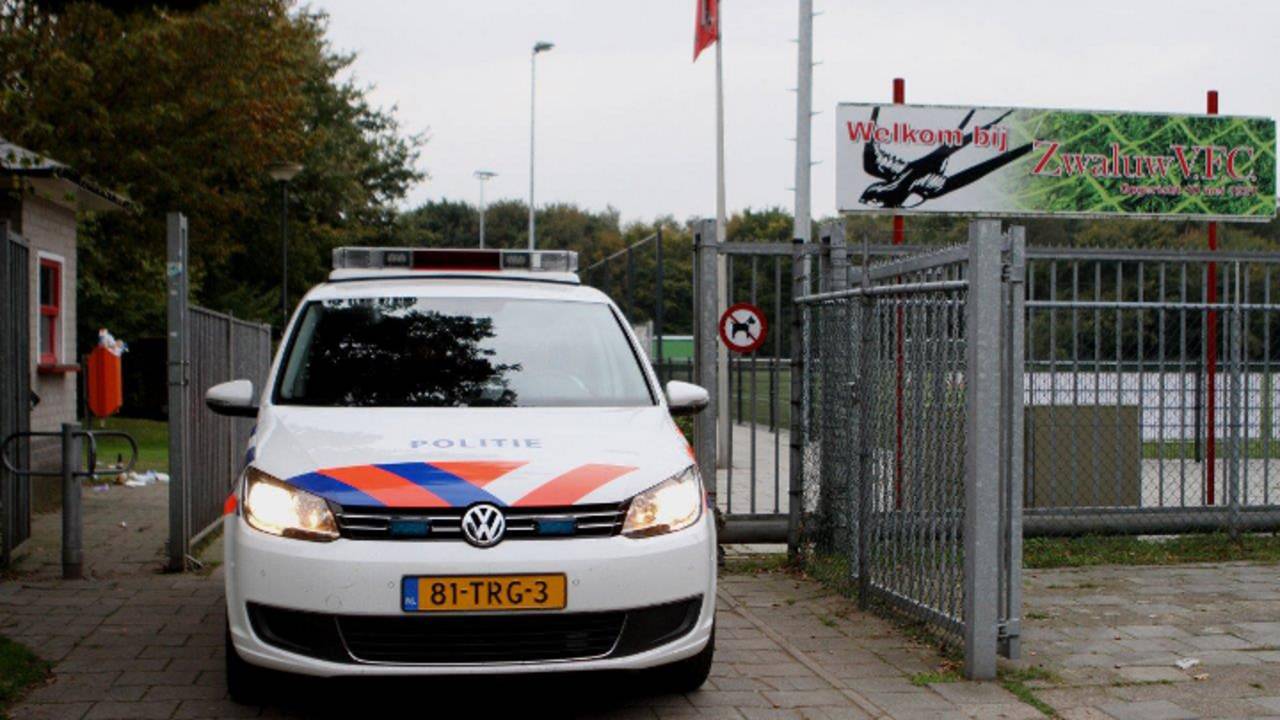 Politie bij Zwaluw VFC (foto: Bart Meesters / Meesters Multi Media)