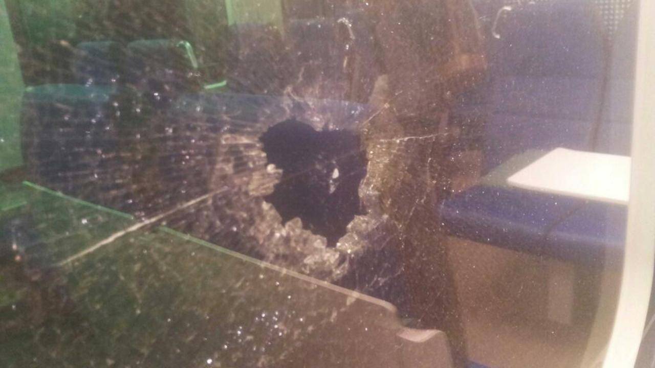 Het raam van de intercity sneuvelde (foto: Sander van Neerven).