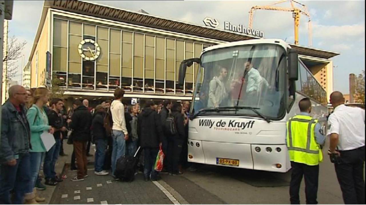 Bussen brengen de treinreizigers naar hun bestemming.