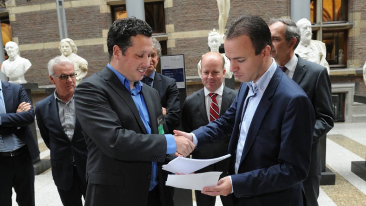 Weijers biedt petitie aan in Den Haag (foto: Henk van Esch Fotografie)