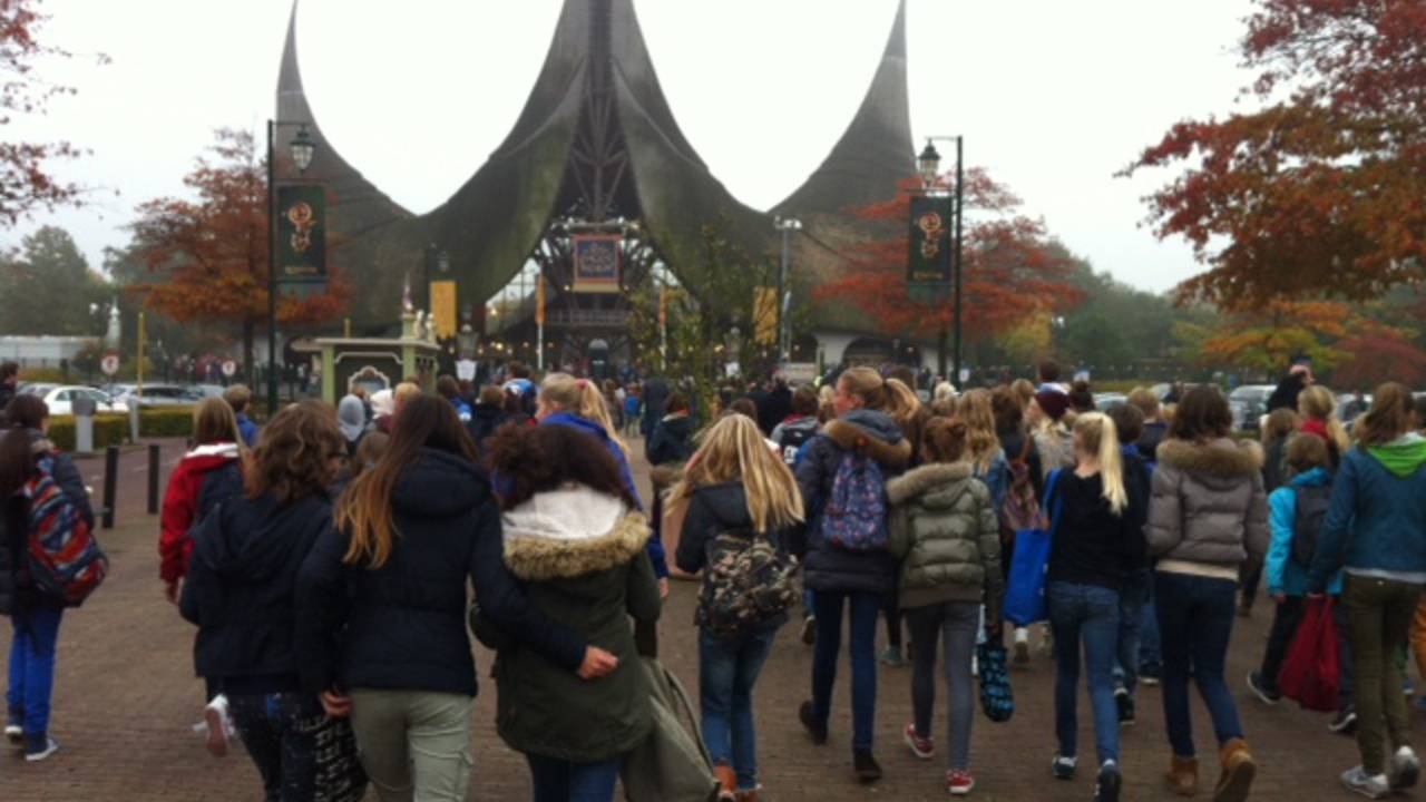 Vrije dag lokt veel mensen naar de Efteling met lange files tot gevolg