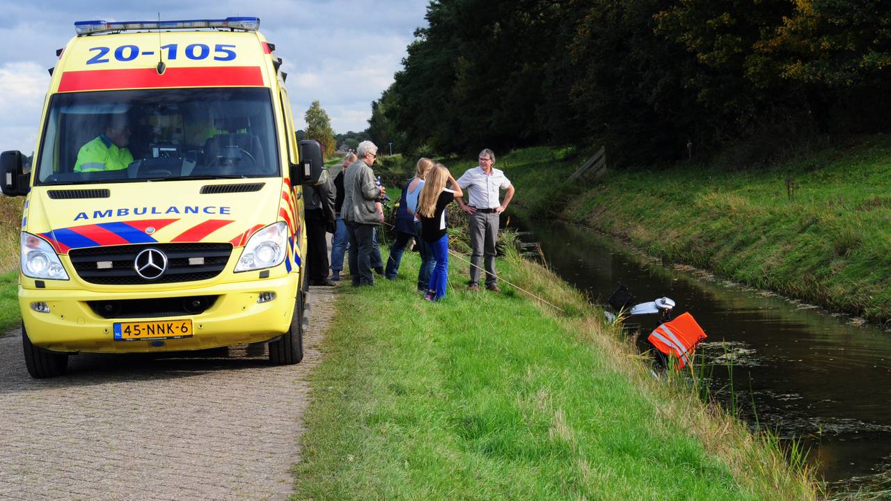 De vrouw is naar het ziekenhuis gebracht. (Foto: Rob de Haas/Mainstay Media Breda)