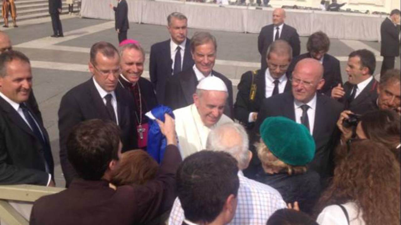 De paus krijgt het shirt van FC Den Bosch