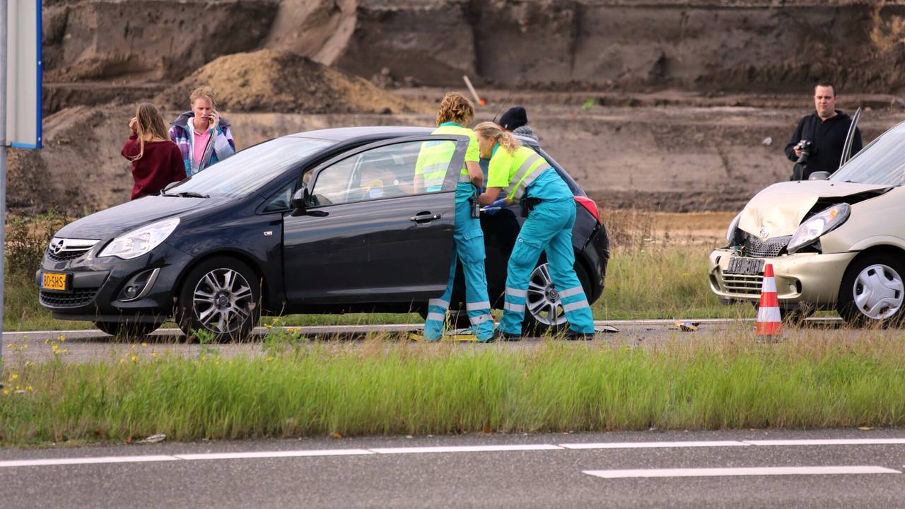Ongeluk op de N261 bij Waalwijk. (Foto: Erik Haverhals/FPMB)
