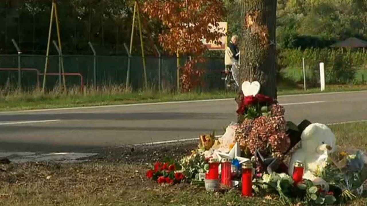 Bloemen bij de plek van het ongeluk in Chaam.