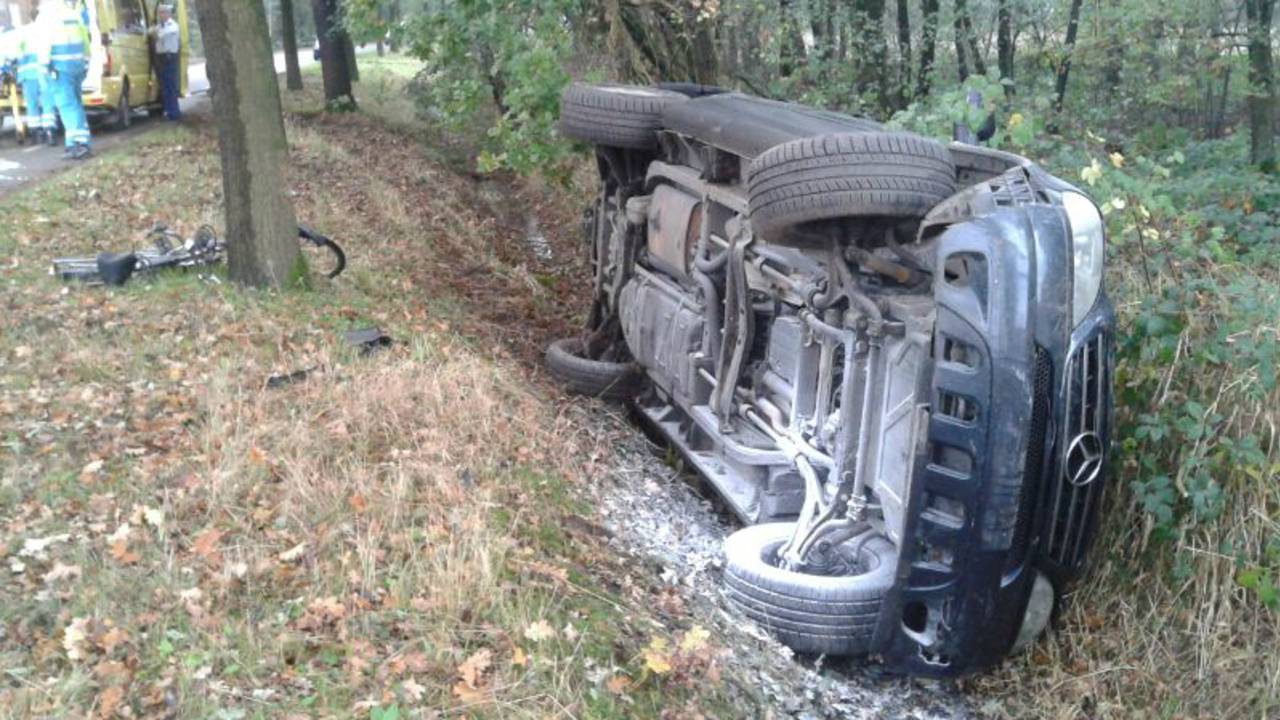 De auto op zijn kant in de greppel. (Foto: Rico Vogels/SQ Vision Mediaprodukties)