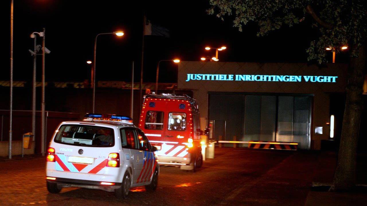 Politie, brandweer en ambulance naar PI Vught. (Foto: Bart Meesters)