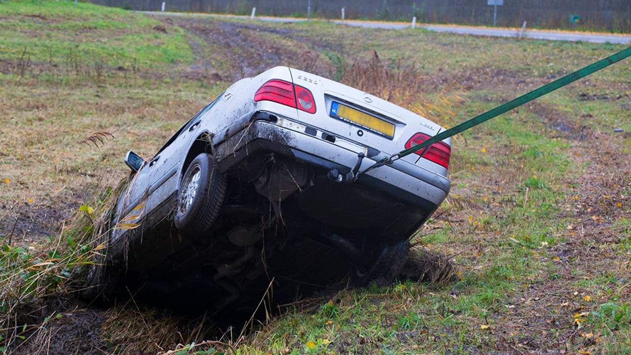 De Mercedes werd opgetakeld (foto: SQ Vision).