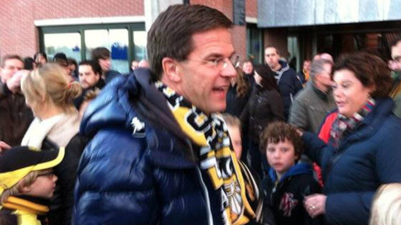 Premier Rutte bij wedstrijd NAC (Foto: @I_am_PJS/Twitter)