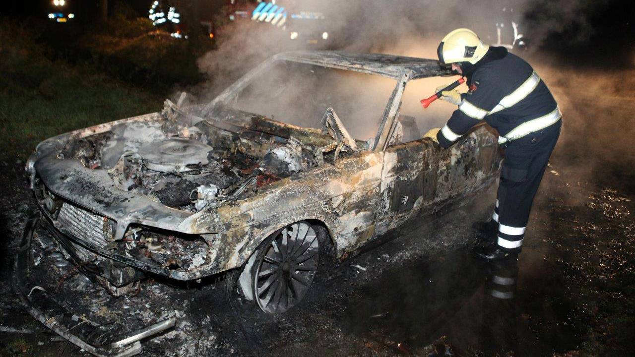 Auto uitgebrand in Heesch. (Foto: Bart Meesters)