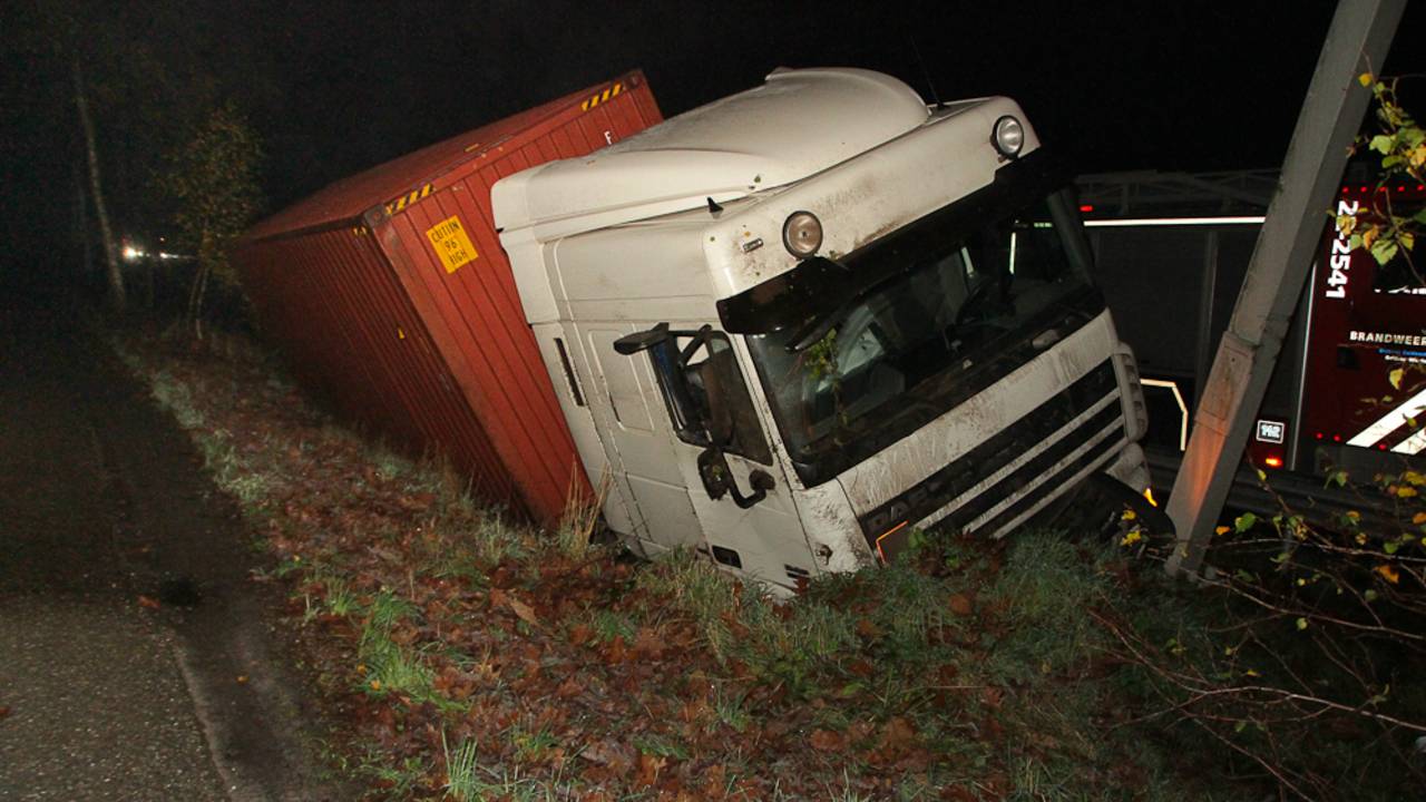 Vrachtwagen in de sloot. (Foto: Harrie Grijseels / SQ Vision)