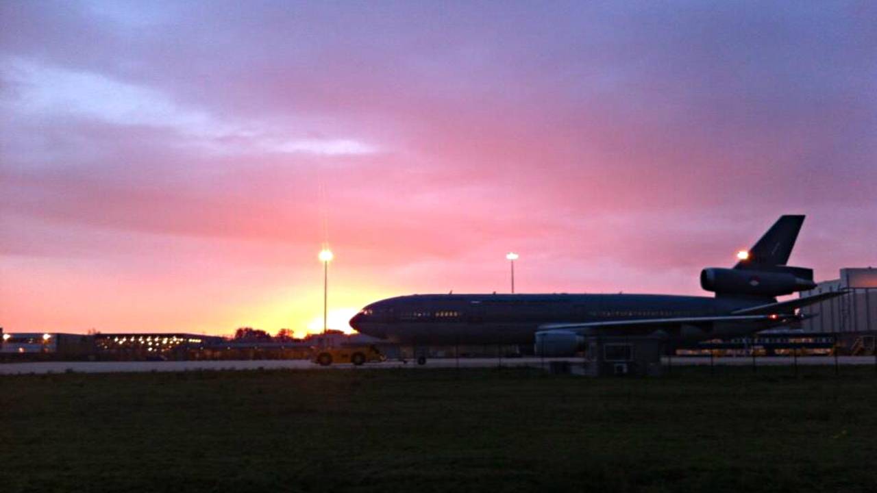 De DC-10 met hulpgoederen op Vliegbasis Eindhoven (foto: Alice van der Plas)