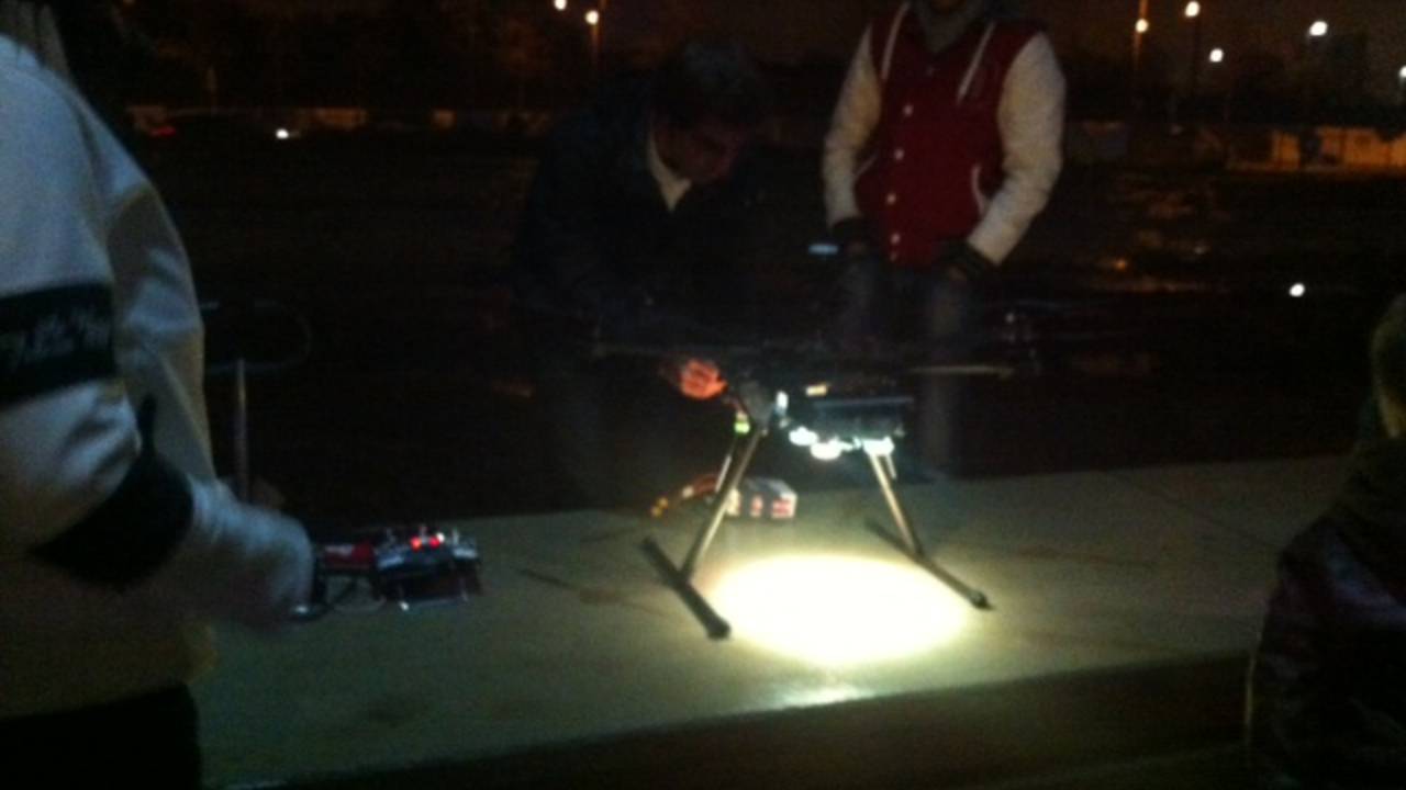 De experimentele, lichtgevende Drone blijft aan de grond