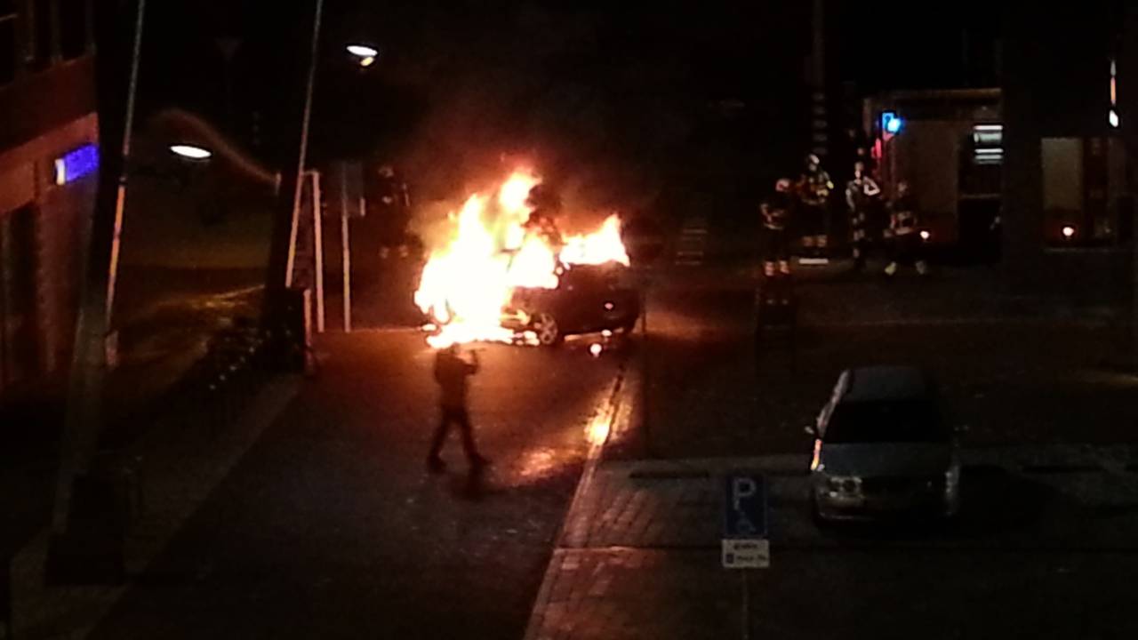 Een auto brandde uit voor het pand (foto: Rien van Kessel).