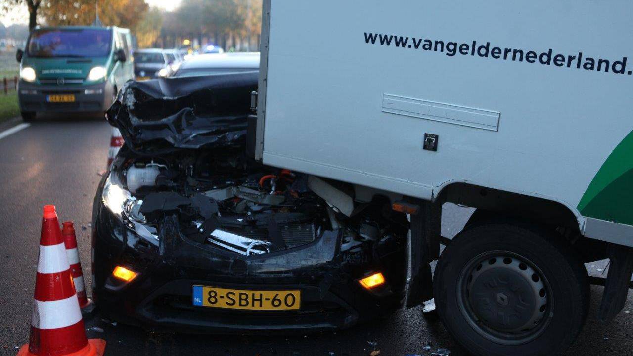 De auto zag vermoedelijk niet dat de vrachtwagen stilstond (foto: Bart Meesters).