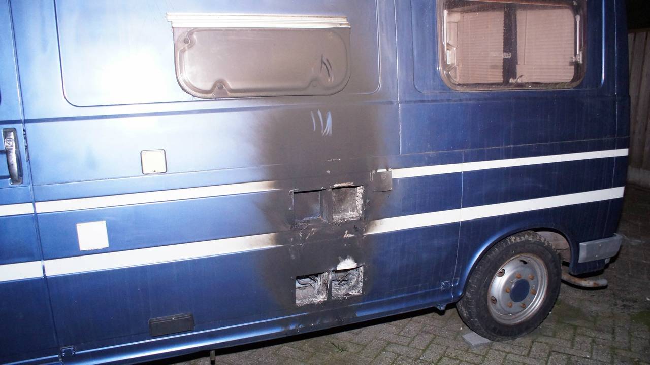 Schade aan camper in Sprang-Capelle. foto Martijn van Bijnen FPMB