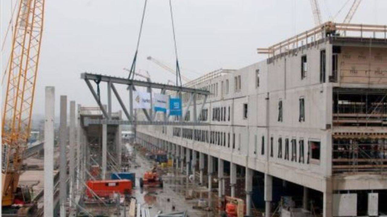 De spanten van de overkapping van het station worden geplaatst (foto Pro Rail)