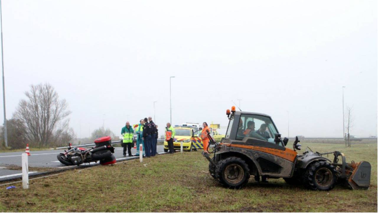 De motorrijder botste op een maaimachine. (Foto: Bart Meesters/Meesters Multi Media)