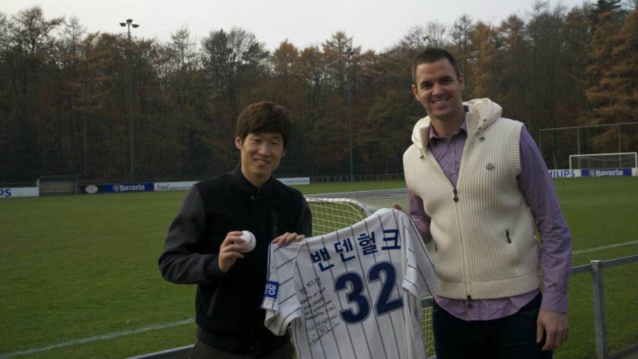 Rick van den Hurk overhandigt Park het shirt (Foto: Twitter.com/rickvandenhurk)